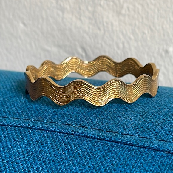 Kate Spade Ric Rac gold squiggle bangle
